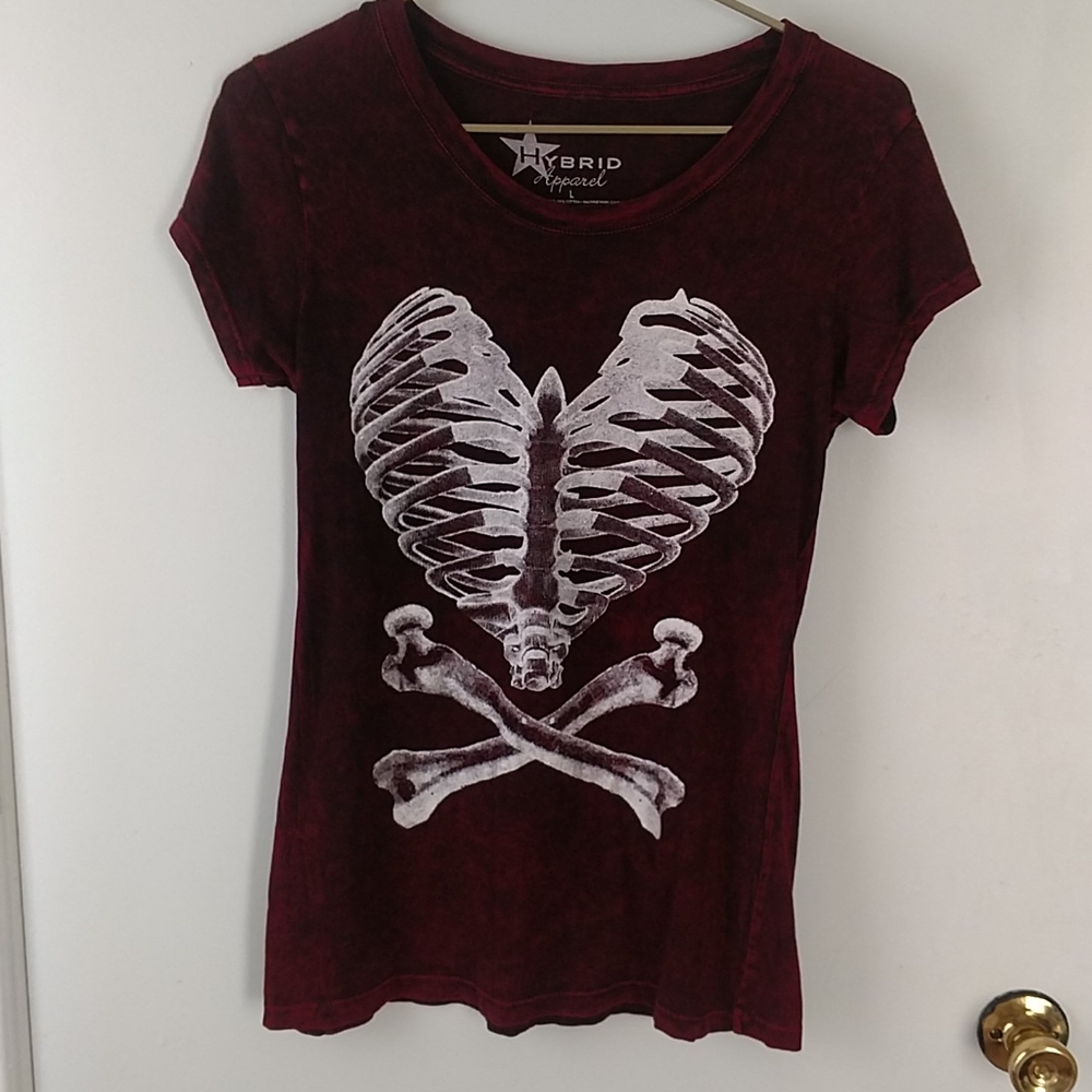 Fitted t-shirt.